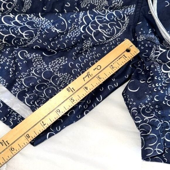 Kirkland Signature Mens X-Large Swim Shorts Polyester Blue Wave Pattern - Picture 7 of 7